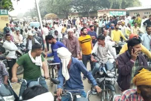 Etawah News: किसान का फूटा गुस्सा… मंडी में गेट बंद कर किया प्रदर्शन, 20 घंटे से खरीद व तौल बंद होने से गुस्साए थे