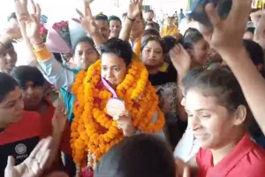 बरेली पहुंची कांस्य पदक विजेता खुशबू, ढोल नगाड़े के साथ किया जोरदार स्वागत 
