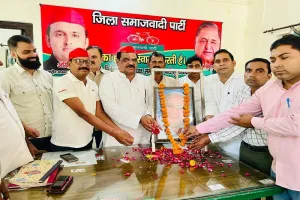 मुरादाबाद : सपाइयों ने पुष्प अर्पित कर जननायक कांशीराम को दी श्रद्धांजलि, कहा- जीवन पर्यंत दलित समाज के उत्थान के लिए किया काम 