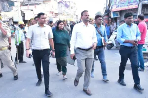 बरेली: कुतुबखाना पुल का हाल देखने पहुंचे नए डीएम, काम तेज करने का निर्देश