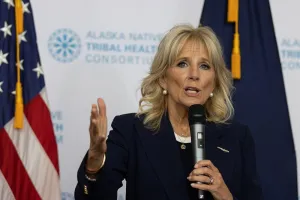 जिल बाइडेन ने समुदाय को बेहतरी की दिशा में ले जाने के लिए भारतीय वैज्ञानिक को किया सम्मानित 