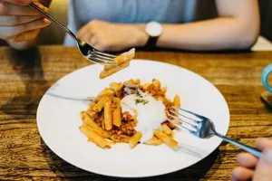 लड़की ने डेट पर खाया इतना खाना, बिल देखकर लड़के के उड़े होश, रेस्टोरेंट से भागा और किया ये काम... 