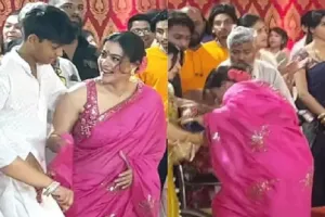 VIDEO : नजर हटी, दुर्घटना घटी...दुर्गा पूजा पंडाल में अचानक लड़खड़ाईं काजोल, स्टेज से गिरीं नीचे