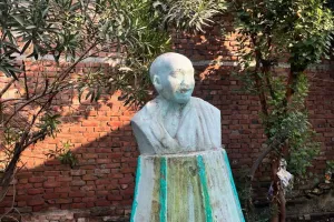 बरेली: महात्मा गांधी और लाल बहादुर शास्त्री की प्रतिमाएं जर्जर हाल में, किसी का नहीं ध्यान