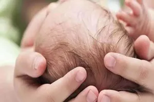 रामपुर: कूड़ेदान में पड़ा मिला नवजात, मोहल्ले के एक व्यक्ति ने लिया गोद