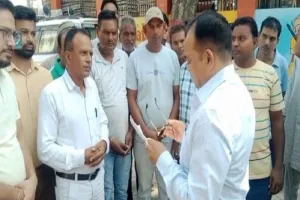 मुरादाबाद : टाउन वेंडिंग कमेटी और फुटपाथ व्यापारी वेलफेयर एसोसिएशन ने नगर आयुक्त के शिविर कार्यालय पर किया प्रदर्शन