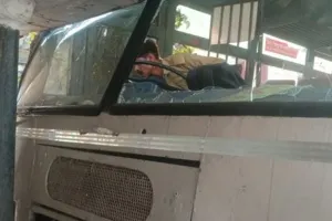 बरेली: रोडवेज अड्डे पर बस स्टार्ट होकर शौचालय में घुसी, हुई क्षतिग्रस्त