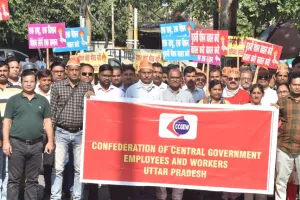बरेली: पुरानी पेंशन बहाली के लिए कर्मचारियों ने भरी हुंकार, मौन धरने के बाद निकाला पैदल मार्च