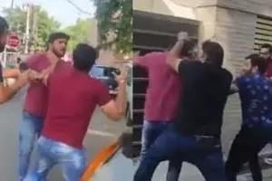 बरेली: रामपुर गार्डन में कार टकराने पर भिड़े दो पक्ष, तीन लोगों ने एक युवक को जमकर पीटा