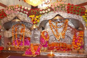 Durga Ashtami: दुर्गाष्टमी पर सुबह से ही मंदिरों में उमड़ी श्रद्धालुओं की भीड़