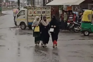 बरेली: अचानक बदला मौसम का मिजाज, तेज आंधी के बाद हुई बारिश, कई जगह ओलावृष्टि 