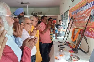 विजयादशमी के अवसर पर पंजाबी महासभा ने किया शस्त्र पूजन, कहा- सत्य के मार्ग से मिलती है जीत