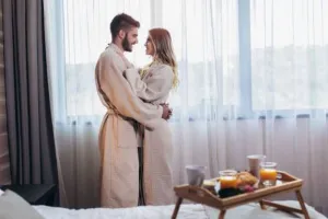 होटल के कमरे में रोमांस करने वाले हो जाएं सावधान, पहले से रखी पानी की बोतल बड़ी मुसीबत को दे सकती है दावत, देखें Video 