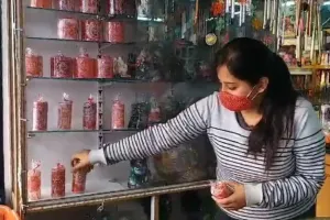  नैनीताल की मोमबत्तियों की मांग देश के कई बड़े महानगरों में
