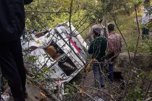 जम्मू कश्मीर के राजौरी में मिनी बस खाई में गिरी, तीन यात्रियों की मौत,15 अन्य घायल