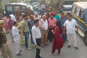 बरेली: पहले जगह तलाशने को कहा...बाद में मुकर गए अफसर, सौ फुटा रोड के पटाखा व्यापारियों ने बुधवार को भी बंद रखीं दुकानें