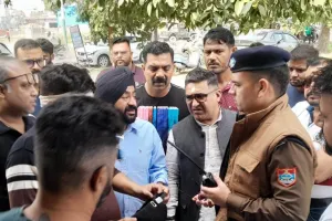 रुद्रपुर: कुत्ते को मारने से रोका तो भिड़ गए मुख्य बाजार के दो व्यापारी