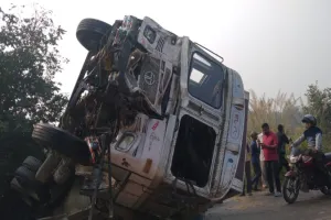 हरदोई : ट्रैक्टर व टैंकर की टक्कर में चालक की मौत, दूसरा घायल 