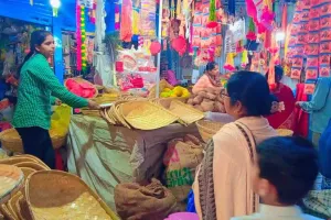 बरेली: छठ महापर्व को लेकर शहर के बाजार हुए गुलजार, सामग्रियों की खरीदारी में जुटे श्रद्धालु