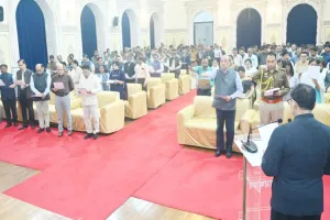 लखनऊ: संविधान दिवस पर राजभवन के अधिकारियों एवं कर्मचारियों ने मूल कर्तव्यों के पालन की ली शपथ 