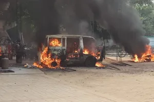 उन्नाव : निजी स्कूल में खड़ी वैन में लगी आग, एक बाइक भी जली 