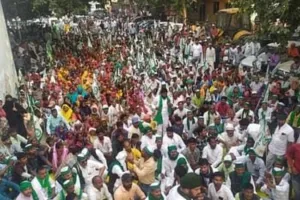 प्रयागराज : मकानों को तोड़े जाने का किसानों ने किया विरोध, बुलाई महापंचायत