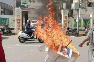 वाराणसी में महिलाओं ने जलाया बिहार सीएम नीतीश कुमार का पुतला