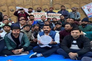 69000 शिक्षक भर्ती : भीम आर्मी चीफ चंद्रशेखर पहुंचे ईको गार्डन, अभ्यर्थियों के धरने को दिया समर्थन 