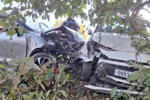 शांतिपुरी: नगला में दो कारों की भिड़ंत, एयर बैग खुलने से बची जान, एक घायल