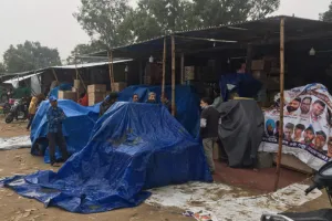 नैनीताल में खराब मौसम ने पटाखा व्यापारियों की नींद उडाई 