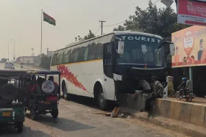 काशीपुर: दिल्ली से जिम कॉर्बेट आ रही सवारियों से भरी बस डिवाइडर पर चढ़ी