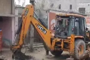 गाजियाबाद में गैंगस्टर की 26 अवैध दुकानों पर चला बुलडोजर 