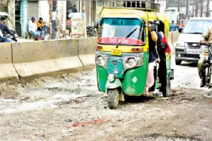 मुरादाबाद : 623 मीटर की टूटी सड़क में हिचकोले खा रहे वाहन