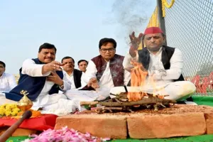 मुलायम सिंह यादव जयंती : अखिलेश ने किया स्मारक का शिलान्यास, समर्थकों ने दी श्रद्धांजलि