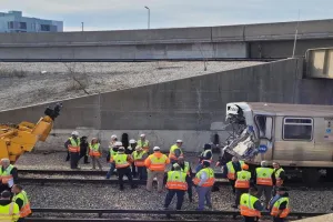 शिकागो में ट्रेन के रेल उपकरण से टकराने से 40 यात्री घायल, तीन की हालत गंभीर