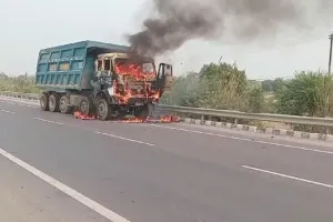 Kanpur Fire : चलता डंपर बना आग का गोला, चालक और परिचालक ने कूदकर बचाई जान, यातायात हुआ बाधित