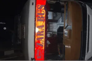 भरतपुर: निजी बस पलटने से एक दर्जन यात्री घायल