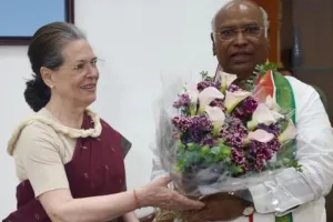 सोनिया गांधी ने कहा- मल्लिकार्जुन खरगे पर विश्वास, ‘भारत की आत्मा’ की लड़ाई में पार्टी का नेतृत्व करने के लिए हैं सबसे योग्य 