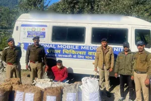 अल्मोड़ा: Ambulance के अंदर मिले 16 कट्टे , ड्राइवर बोला मरीज लेटा है...खोला तो...