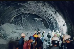 ओडिशा सरकार के अधिकारी ने उत्तरकाशी में सुरंग में फंसे राज्य के श्रमिकों से की बात 