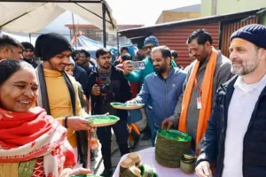 रुद्रप्रयाग: राहुल गांधी ने बांटा भक्तों को प्रसाद, भैरवनाथ मंदिर और ध्यान गुफा भी जाएंगे