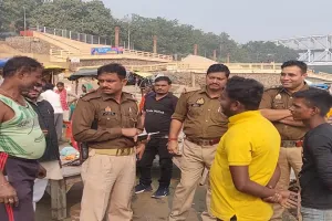 देव दीपावली की तैयारी में जुटी वाराणसी पुलिस, अस्सी घाट पर नविकों के साथ की बैठक