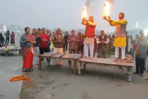 उन्नाव: आनंद घाट पर मनाई गयी देव दीपावली, 11 हजार दीपों से जगमग हुआ घाट