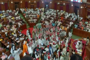 लखनऊ: किसानों के मुद्दों पर सपा सदस्यों का विधान परिषद से बहिर्गमन 