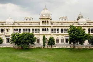 लखनऊ: लविवि में खत्म हुआ छात्रों का अनशन, कुलपति ने पिलाया जूस, निकला हल