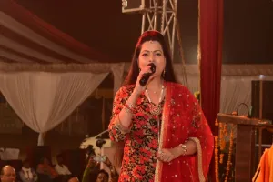 अयोध्या: कभी राम बनके कभी श्याम बनके..., भरतकुंड महोत्सव में तृप्ति शाक्या के भजनों पर झूमे दर्शक