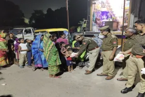 दिवाली 2023: लखनऊ पुलिस ने गरीब बच्चों को दिया मिठाई और गिफ्ट, बताया दीपावली का महत्व