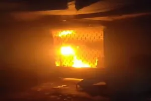 बहराइच: अज्ञात कारणों से दुकानों में लगी आग, लाखों का नुकसान