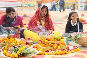 लखनऊ: छठ महापर्व पर अस्ताचलगामी सूर्य को अर्घ्य देंगे व्रती, CM Yogi भी होंगे शामिल