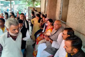 UP News: CM Yogi से बातचीत के बाद पूर्व सांसद ने समाप्त किया धरना, इस मांग को लेकर रात भर बैठे रहे